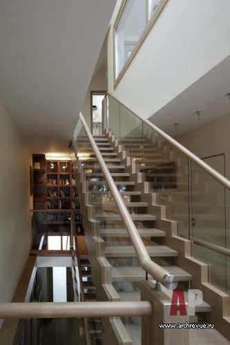 Фото интерьера лестницы дома в эко стиле