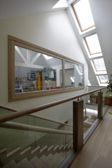 Фото интерьера лестницы дома в эко стиле