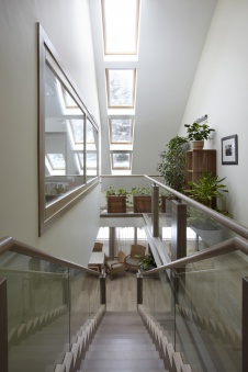 Фото интерьера лестницы дома в эко стиле