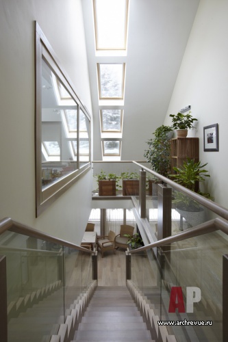 Фото интерьера лестницы дома в эко стиле