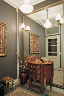 Фото интерьера входной зоны квартиры в стиле неоклассика