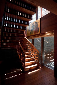 Фото интерьера лестницы дома в эко стиле