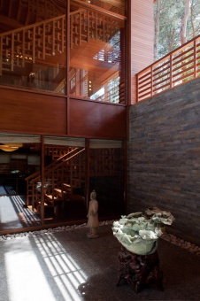 Фото интерьера лестницы дома в эко стиле