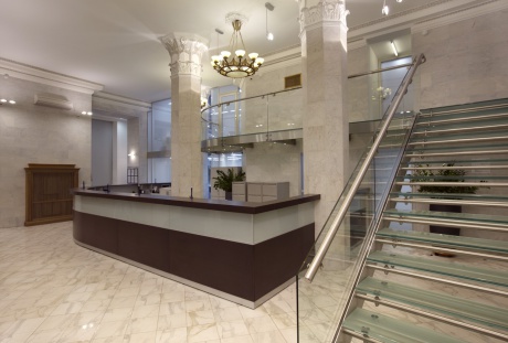 Офис в неоклассике с лепниной