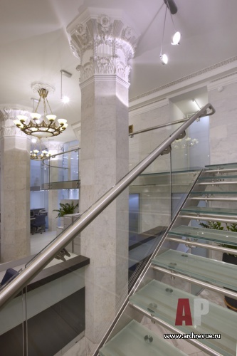 Фото интерьера лестницы офиса в стиле неоклассика