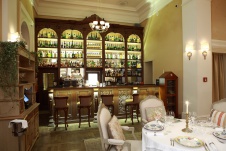 Фото интерьера бара ресторана в классическом стиле