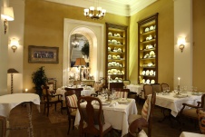 Фото интерьера зала ресторана в классическом стиле