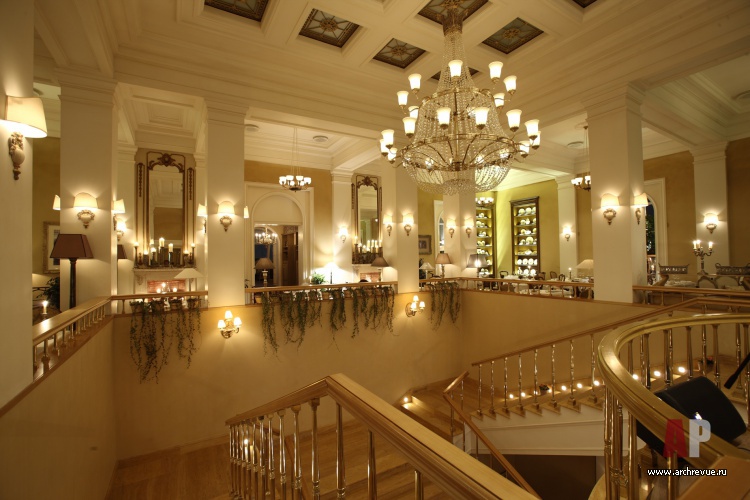 Фото интерьера лестницы ресторана в классическом стиле