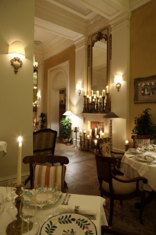 Фото интерьера зала ресторана в классическом стиле