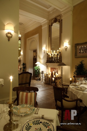 Фото интерьера зала ресторана в классическом стиле