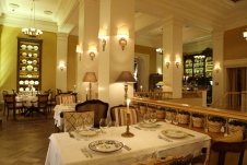 Фото интерьера зала ресторана в классическом стиле