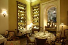 Фото интерьера зала ресторана в классическом стиле