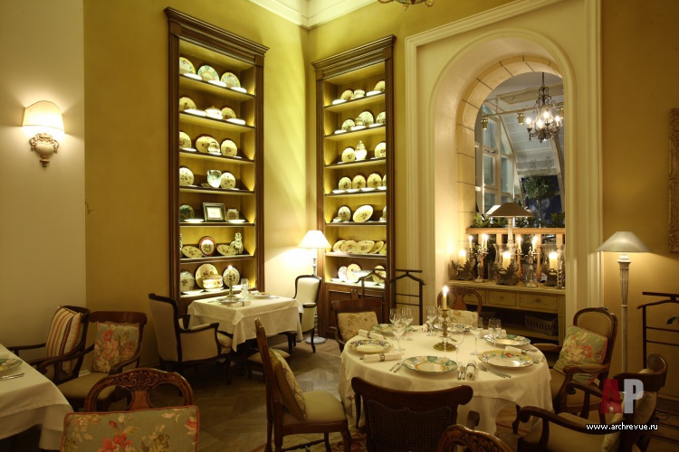 Фото интерьера зала ресторана в классическом стиле