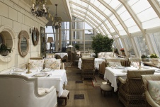 Фото интерьера террасы ресторана в классическом стиле