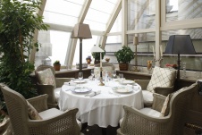 Фото интерьера веранды ресторана в классическом стиле