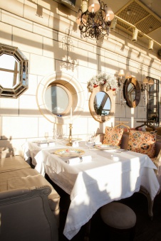 Фото интерьера веранды ресторана в классическом стиле