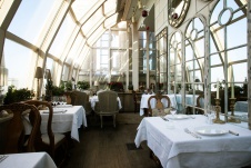 Фото интерьера веранды ресторана в классическом стиле