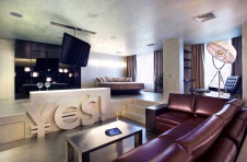 Фото интерьера гостиной небольшой квартиры в стиле хай-тек