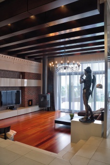 Фото интерьера камина небольшого дома в современном стиле