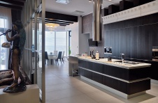 Фото интерьера кухни небольшого дома в современном стиле