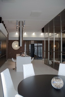 Фото интерьера столовой небольшого дома в современном стиле