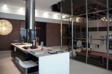 Фото интерьера кухни небольшого дома в современном стиле