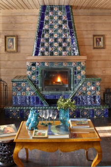 Фото интерьера каминной небольшого дома в стиле неоклассика