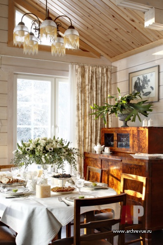 Фото интерьера столовой небольшого дома в стиле неоклассика