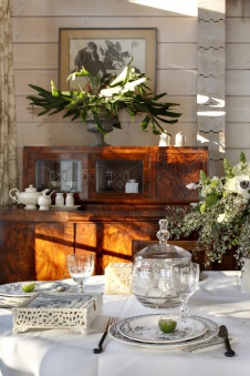 Фото интерьера столовой небольшого дома в стиле неоклассика