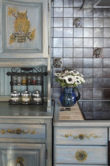 Фото интерьера кухни небольшого дома в стиле неоклассика