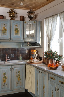 Фото интерьера кухни небольшого дома в стиле неоклассика