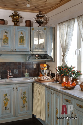 Фото интерьера кухни небольшого дома в стиле неоклассика