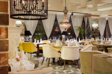 Фото интерьера зала ресторана в стиле неоклассика