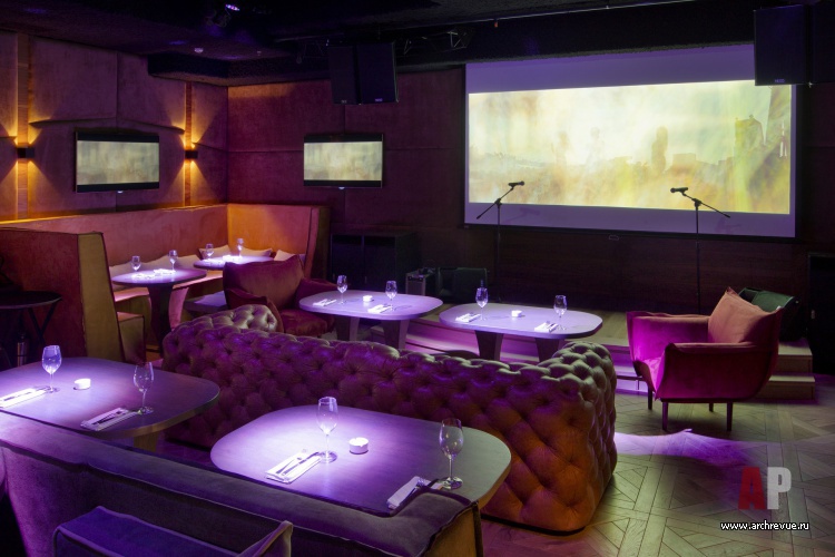 Фото интерьера клубной зоны бара в стиле гламур