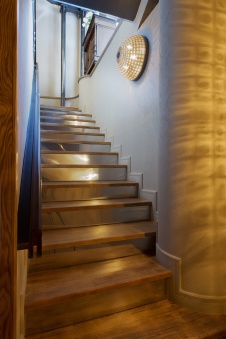 Фото интерьера лестницы бара в стиле гламур