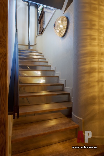 Фото интерьера лестницы бара в стиле гламур