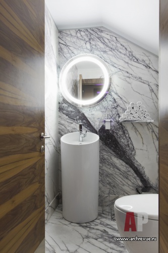 Фото интерьера санузла бара в стиле гламур