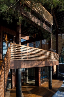 Фото фасада дома в эко стиле