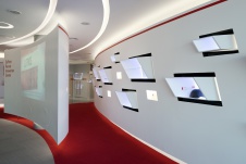 Фото интерьера входной зоны офиса в современном стиле