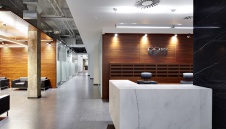 Фото интерьера входной зоны офиса в современном стиле