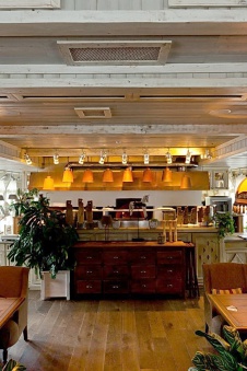 Фото интерьера открытой кухни ресторана в стиле Прованс