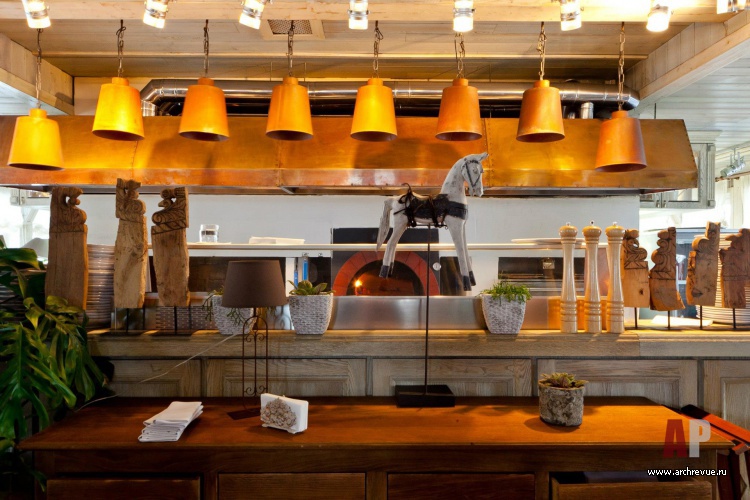 Фото интерьера открытой кухни ресторана в стиле Прованс