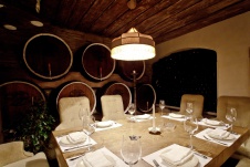 Фото интерьера винотеки ресторана в стиле неоклассика