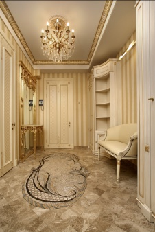 Фото интерьера входной зоны квартиры в классическом стиле