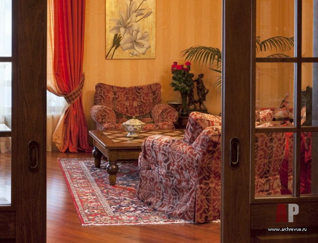 Фото интерьера гостиной небольшой квартиры в восточном стиле