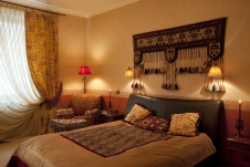 Фото интерьера спальни небольшой квартиры в восточном стиле