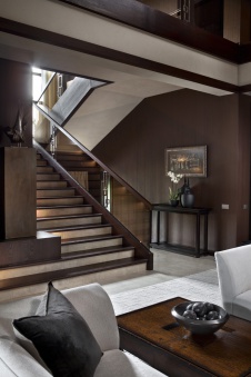 Фото интерьера лестницы дома в современном стиле Фото интерьера лестничного холла дома в современном стиле