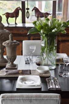 Фото интерьера столовой дома в современном стиле