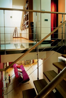 Фото интерьера лестницы квартиры в современном стиле