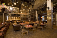 Фото интерьера винотеки ресторана в стиле фьюжн